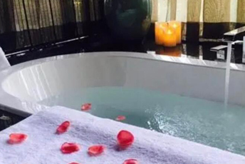 武汉水疗池中的失重冥想:当身体学会漂浮